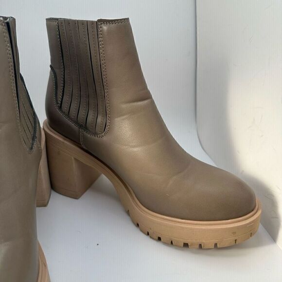 CUSHIONAIRE Women's chelsea boot +Memory Foam 9 TAUPE - Picture 6 of 8